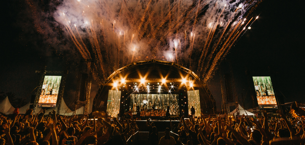 Location de scène mobile et podium pour concerts et événements à Nantes, pour professionnels et particuliers.